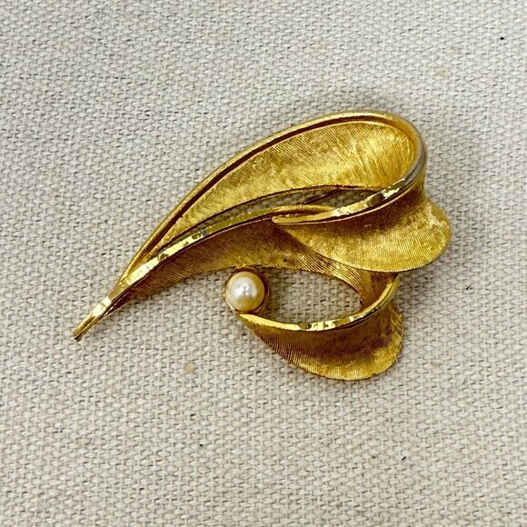 BSK Vintage Brooch MCM Mid-Century Classic Gold-Tone Faux‎ Pearl Signed - Picture 1 of 9